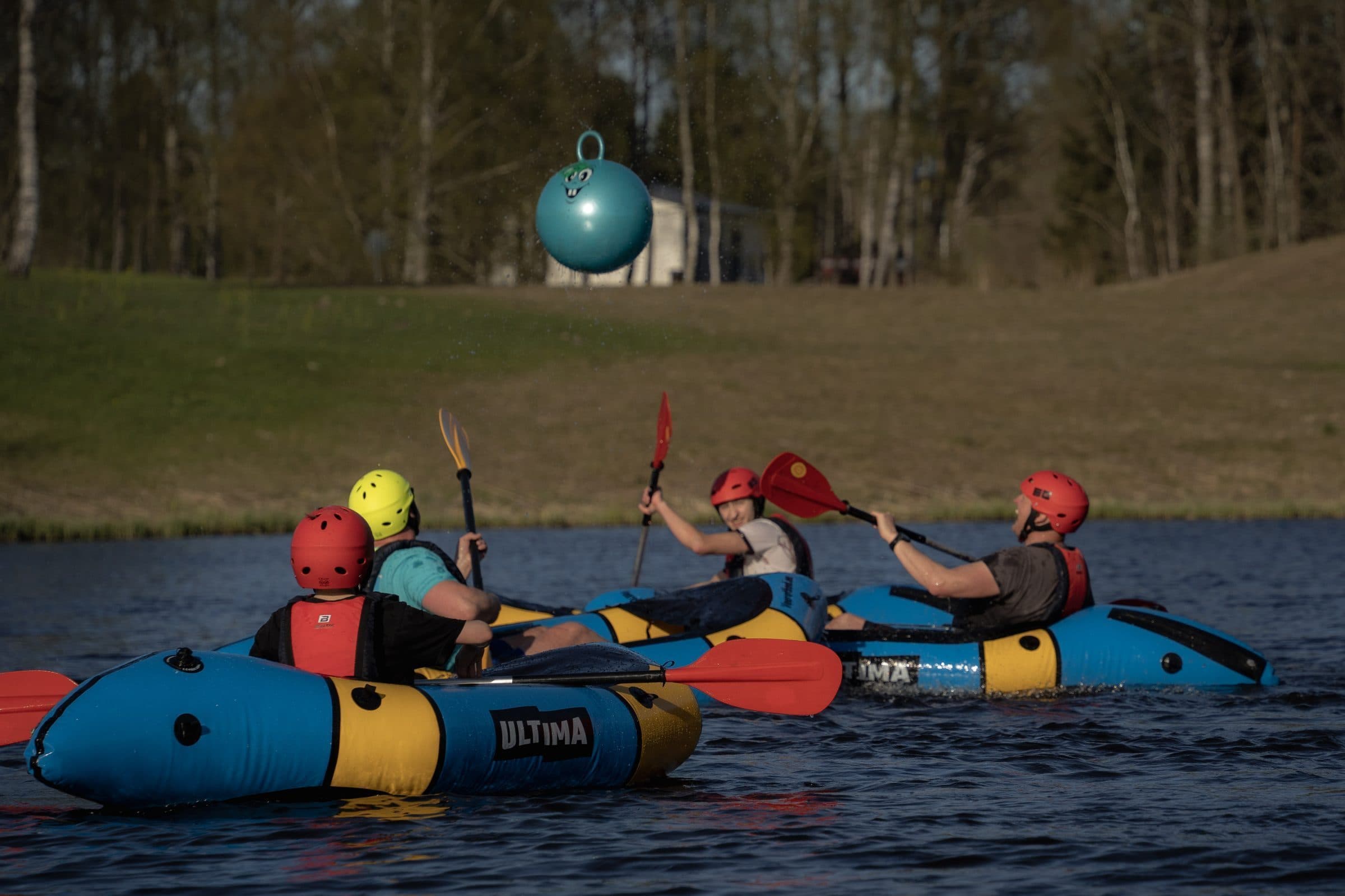 Pall õhus mängijate vahel