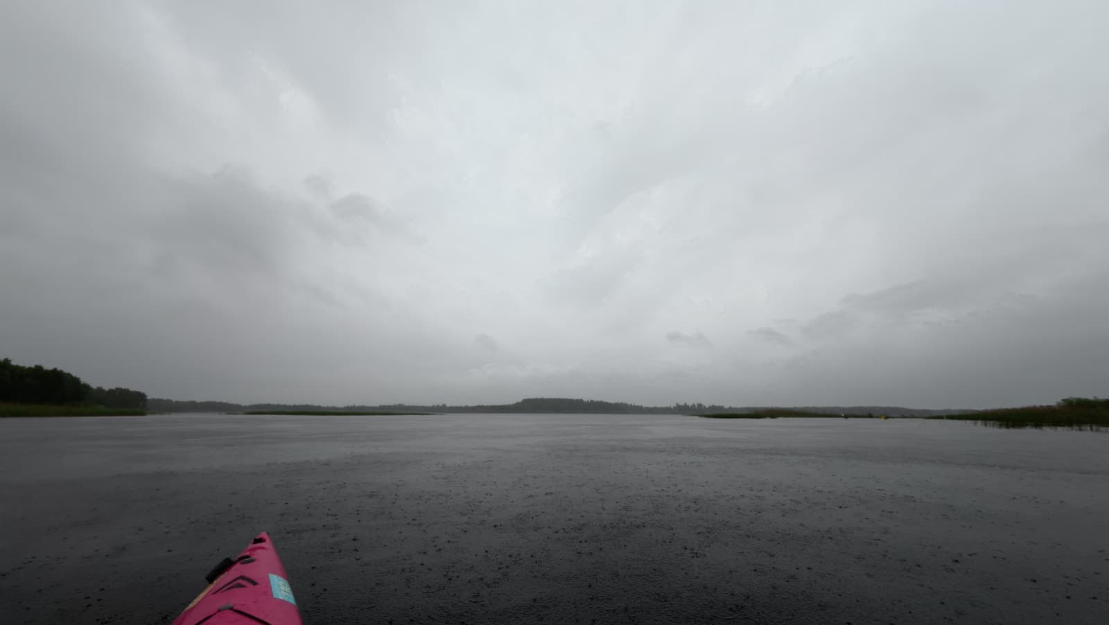 Kalli järv veel tuulevarjus